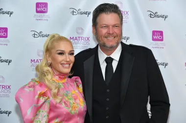 Gwen Stefani i Blake Shelton upoznali su se 2014. u profesionalnom okruženju, kao suci u showu &quot;The Voice&quot;. U to je vrijeme Shelton bio u braku s Mirandom Lambert, a Stefani je bila u braku s Gavinom Rossdaleom - ali 2015. oboje su podnijeli zahtjev za razvod, i to u razmaku od mjesec dana. U listopadu 2015. Stefani i Shelton viđeni su zajedno u LA-u, a svoju su vezu potvrdili tog studenog. Shelton kaže da je upravo razvod bilo to što ih je zbližilo jer su oboje prolazili kroz slične stvari. Shelton je rekao za Billboard da je sve započelo dopisivanjem nekoliko puta tjedno putem e-maila, a onda su razmijenili brojeve telefona, a vjenčali su se 2021. &quot;Sljedeće što znam je da sam se probudio i da je ona postala sve do čega mi je stalo, i pitao sam se osjeća li ona isto prema meni&quot;, rekao je Shelton.