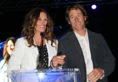 Julia Roberts i Daniel Moder upoznali su se na snimanju filma &quot;Mexican&quot; 2000., kada je Moder još bio u braku s vizažisticom Verom Steimberg, a Roberts hodala s Benjaminom Brattom. Šest mjeseci nakon njihovog susreta, Moder se uselio s Roberts i vjenčali su se u ljeto 2002. godine. Roberts je kasnije opisala susret sa svojim suprugom na Goop podcastu: &quot;Susret s Dannyjem, a zatim i udaja za Dannyja, bila je vrsta &apos;seizmičkog pomaka&apos;. Znala sam da moj život više nikada neće biti isti na najnevjerojatniji, neopisiv način&quot;. Roberts i Moder ove su godine proslavili 20 godina braka, a dobili su troje djece, djevojčicu i dječaka blizance, a zatim i još jednog sina.