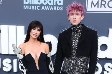Megan Fox i Machine Gun Kelly prvi put su se susreli u ožujku 2020. na snimanju indie drame &quot;Midnight in the Switchgrass&quot;. Fox je tada odmah osjetila kemiju između njih dvoje, iako je bila u braku s Brianom Austinom Greenom, s kojim ima troje djece i s kojim je bila deset godina. Tog je ljeta Green objavio da se on i Fox rastaju, a Megan Fox i Machine Gun Kelly počeli su izlaziti i do danas ne prestaju podizati prašinu. Osim što privlače pažnju svojim osebujnim outfitima, Kelly je jednom prilikom izjavio da nosi ogrlicu s njezinom krvi, a u siječnju 2022. zaručili su se i zaruke proslavili tako što su zajedno pili krv.