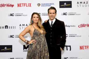 Blake Lively i Ryan Reynolds prvi put su se sreli 2010. dok su glumili par u filmu &quot;Zelena lanterna&quot;. U to je vrijeme Reynolds bio u braku sa Scarlett Johansson, a Lively je još hodala s kolegom iz serije &quot;Tračerica&quot;, Pennom Badgleyjem. Godinu dana kasnije - kada su još uvijek bili samo prijatelji - Reynoldsov brak se raspao, kao i njezina veza, pa su se odlučili naći i otići na dvostruki spoj, ali ne zajedno kao par. &quot;Išli smo na dupli spoj. Ona je bila na spoju s drugim tipom, a ja sam bio na spoju s drugom djevojkom. To je bio najnezgodniji spoj jer je među nama bila nevjerojatna kemija. U početku je bilo čudno, ali dugo smo bili prijatelji. Mislim da je najbolji način za uspostavljanje veze započeti ju kao prijatelji&quot;, rekao je Reynolds za Sirius XM.
