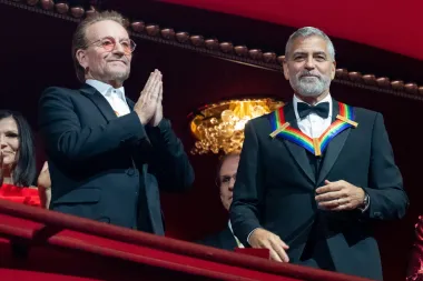 Sjajno raspoloženi Clooney u društvu frontmana U2-a Bona Voxa koji je također jedan od dobitnika prestižne nagrade, zajedno s ostalim članovima benda. 