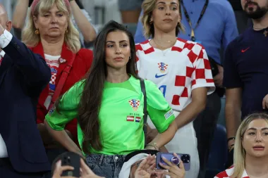 Suprugu vratara Livakovića mnogi zovu hrvatskom Meghan Markle. Prekrasna Helena utakmicu je pratila u dresu svog supruga te trapericama i izgledala je odlično. 
