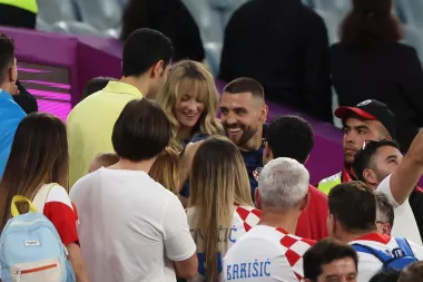 Nakon uspješnog prolaska dalje, Mateo Kovačić pojurio je zagrliti svoju obitelj i prijatelje. 