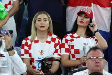 Suprugu našeg nogometnog reprezentativca Domagoja Vide dugo nismo vidjeli u javnosti. No, ni Ivana nije propustila utakmice u Katru iako njezin suprug zasad nije ušao u igru na ovom SP-u. Utakmicu je pratila u društvu prijateljice i sinčića. 