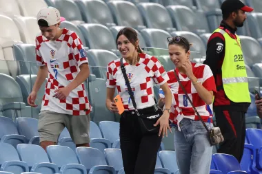 U Katar je stigla i manekenka Paula Puškaš, djevojka Lovre Majera koja je u društvu prijatelja pratila utakmicu, a onda pojurila čestitati svom dečku na prolasku dalje. 
