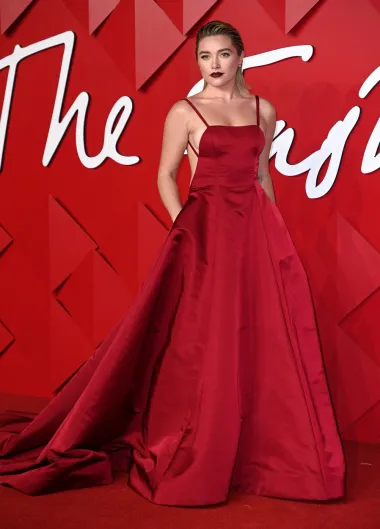 Glumica koja je briljirala u nedavnom kino hitu &quot;Ne brini, draga&quot;, Florence Pugh, na crvenom se tepihu pojavila u Valentino haljini. Ova raskošna crvena haljina od satena duga je i ima otvorena leđa, a u njoj je izgledala besprijekorno.