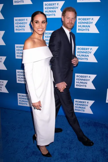 Meghan i princ Harry definitivno su bili zvijezde večeri &apos;Robert F. Kennedy Human Rights&apos;.  Na crveni tepih stigli su u jednostavnim no elegantnim kombinacijama. 40-godišnja vojvotkinja od Sussexa zablistala je u bijeloj Louis Vuitton haljini otvorenih ramena koja je krojem mnoge podsjetila na Givenchyjevu vjenčanicu koju je nosila kad je u svibnju 2018. stala pred oltar. Decentni prorez posebno je upečatljiv, a haljinu je iskombinirala s crnim cipelama i visećim naušnicama. Svijet je odmah primijetio još jedan detalj - vojvotkinja Meghan nosila je prsten, Harryjeve majke, princeze Diane koji je Lady Di posljednji put imala 1997. Vrijedan je otprilike 90 tisuća dolara, a &apos;potpisuje&apos; ga Asprey, britanski proizvođač nakita te je važna ostavština kraljevske obitelji. 