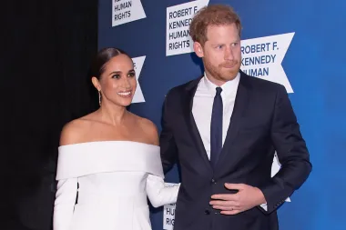 Harry je za dolazak na dodjelu priznanja odabrao &apos;klasiku&apos; - odijelo s kravatom. Par je cijelo vrijeme zaljubljeno i nasmijano pozirao. Harry i Meghan posljednjih su dana ponovno top tema. Naime, kontroverzan dokumentarac u kojem je bračni par navodno vrlo iskreno progovorio o odnosima u kraljevskoj obitelji te kompleksnim odnosima, trebao bi izaći 8. prosinca, a šuška se da će njegovo &apos;lansiranje&apos; izazvati reakcije sa svih strana. 