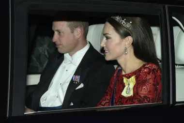 S druge strane Atlantika, kraljevski par William i Kate večer je proveo u Londonu, točnije Buckinghamskoj palači u kojoj su bili domaćini godišnjeg druženja diplomatskog zbora. William i Kate &apos;uhvaćeni&apos; su dok su se vozili prema Palači, a  princeza od Walesa bila je odlično raspoložena. 