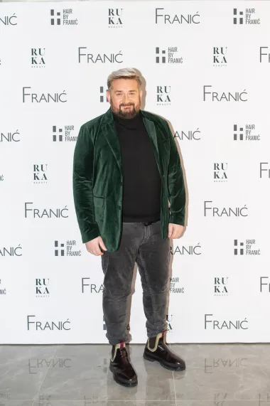 Televizijski i radijski voditelj Dalibor Petko na otvorenju se pojavio u baršunastom zelenom sakou, crnoj dolčeviti i trapericama, a cijeli outfit zaokružio je upečatljivim čizmama.