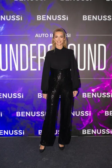 Poznata dermatovenerologinja Ivana Prkačin odabrala je jednostavan, ali efektan outfit te zasjala u crnom od glave do pete.