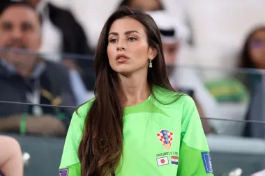 Supruga našeg vratara i ovaj put je odjenula njegov dres i to upravo onaj s kojim je igrao u ponedjeljak, 5. prosinca kad je i Hrvatska uspjela proći Japan nakon jedanesteraca. 