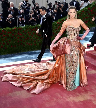 Modni trenutak koji nećemo zaboraviti tako skoro je onaj s ovogodišnje Met Gale - predivna haljina Blake Lively koja je iz ružičaste postala plava. Sama transformacija odvila se na crvenom tepihu, a Lively je odabrala Versace haljinu u rose gold boji s ekstravagantnom mašnom koja se, kada se rastvorila, pretvorila u plavi šlep.