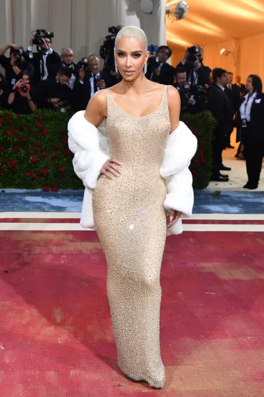 Puno je kontroverzi vezano za haljinu Marilyn Monroe koju je na ovogodišnjoj Met Gali nosila Kim Kardashian (poput one da ju je uništila), no to je bez sumnje jedan od modnih trenutaka iz ove godine koje ćemo još dugo pamtiti. Kim je odabrala haljinu koju je Monroe nosila kada je JFK-ju pjevala pjesmu za rođendan, a koja na sebi ima tisuće kristala. Kako bi stala u haljinu morala je smršaviti nekoliko kilograma, a čak je i kosu obojila u platinasto plavu boju.