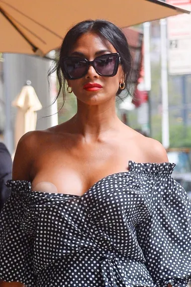 Krajem rujna, 44-godišnju pjevačicu Nicole Scherzinger &apos;izdala&apos; je točkasta haljina. Dok je šetala New Yorkom, jedna joj se strana haljine bez naramenica spustila malo prenisko i svi su mogli vidjeti silikonsku naljepnicu za bradavice. Unatoč nip slipu, Scherzinger - koju mnogi nazivaju najzgodnijom ženom svijeta - nastavila je samouvjereno koračati pa nije sigurno je li uopće primijetila da joj se spustila haljina.  