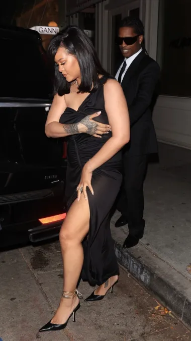 I Rihanna je ove godine ima upss trenutak s neposlušnom haljinom. Samo nekoliko mjeseci nakon poroda i prilikom jednog od prvih izlazaka u javnost na rođendan svog partnera, Rihanna je morala držati &apos;neposlošnu haljinu&apos; i za dekolte, ali i prorez je bio poprilično dubok, pa je držala i oko bedra da se joj se vidi donje rublje. 