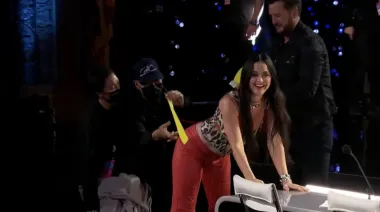 Modna nezgoda koju je pjevačica Katy Perry doživjela tijekom snimanja emisije &apos;Američkog idola&apos; sigurno je jedna od najvećih. U jednom su joj trenutku uske crvene hlače proglasile neposlušnost. Šavovi su puknuli baš na stražnici pa je ekipa u organizaciji pokušala &apos;pokrpati&apos; situaciju. Uzeli su žutu ljepljivu traku i krenuli u akciju.