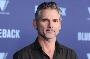 Najpoznatija slavna faca hrvatskih korijena definitivno je glumac Eric Banadinovich, poznatiji kao Eric Bana. Rođen u Australiji, slavu je stekao ulogama u filmovima &quot;Hulk&quot;, &quot;Troja&quot; i &quot;Pad crnog jastreba&quot;, a gledali smo ga u i filmovima &quot;Žena vremenskog putnika&quot; i &quot;Dvije sestre za kralja&quot;. Njegov otac Ivan rodio se u Hrvatskoj Dubici 1942. godine, a 1959. je emigrirao u Njemačku s majkom i očuhom, da bi 1960. stigli u Australiju. A prije nekoliko godina glumac je izjavio da na svim njegovim službenim dokumentima i dalje stoji prezime Banadinović.