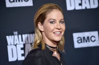 Hrvatskih korijena je i glumica Jenna Elfman, rođena u Los Angelesu kao Jennifer Mary Butala u Los Angelesu. Najpoznatija je po ulozi u seriji &quot;Dharma&amp;Greg&quot;, a pojavila se u još nekim serijama i glumila je u filmu &quot;Vjeruj u ljubav&quot; uz Bena Stillera. Hrvatskog je podrijetla s očeve strane, a njezin djed emigrirao je u Ameriku sredinom 20. stoljeća iz okolice Karlovca.