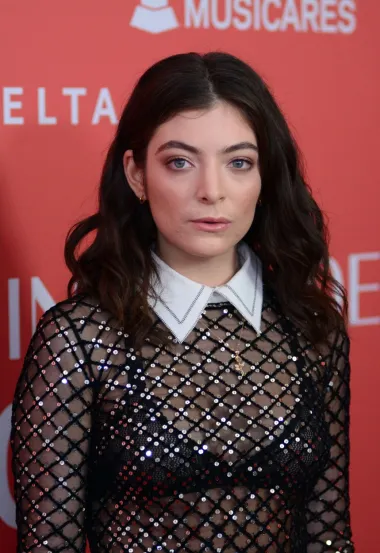 Rijetko tko ju poznaje pod imenom Ella Yelich-O&apos;Connor, ali njezino umjetničko ime Lorde svi znaju. Ova pjevačica prije nekoliko godina probila se na vrh Billboard ljestvice svojim hitom &quot;Royals&quot; koji joj je donio dva Grammyja. Rođena na Novom Zelandu, hrvatsko-irskoga je podrijetla, a majka joj je pjesnikinja hrvatskog podrijetla Sonja Jelić, rodom iz Dalmacije.
