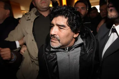 Preminula nogometna legenda, Diego Maradona bio je argentinski nogometaš i jedan od najboljih i najpopularnijih nogometaša svih vremena. Argentina je s njim osvojila Svjetsko prvenstvo u Meksiku 1986. godine, a što se tiče njegovog podrijetla, i on ima nešto hrvatske krvi. Po ocu je talijanskih i indijanskih korijena, a po majci španjolskih i hrvatskih - jedan mu je pradjed bio iz Hrvatske, i to s Korčule, a navodno se zvao Mateo Kariolić iako ne postoje konkretni dokazi. Ipak, njegova kći se zove Dalma - po Dalmaciji!