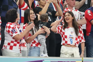 Jednogodišnji Viktor Kramarić došao je s mamom Mijom bodriti tatu Andreja. I dok se tata borio na travnjaku, mali Viktor podizao je moral na tribinama kada je to bilo najpotrebnije. 
