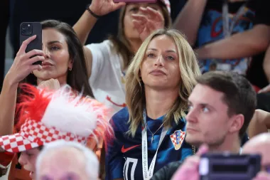 Lukina sestra Jasmina Modrić bodrila je brata u utakmici protiv Maroka, ali i u onoj sinoćnoj, polufinalnoj protiv Argentine koja je za njega imala poseban značaj jer je to posljednji put da se veliki hrvatski nogometaš borio za zlatni pehar  na SP-u.  Odjenula je plavi dres, kao i on.