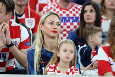 Supruga Marcela Brozovića, najbuntovnijeg Vatrenog, ali i onog koji može pretrčati više od svih igrača koji su kročili na travnjak tijekom SP-a, utakmicu je pratila u društvu sina i kćeri. Malena Aurora mami Silviji je sjela u krilo, dok je Rafael izmaknuo fotoobjektivu, no ne zadugo. Vidjet ćeš ga kasnije s tatom na travnjaku.  