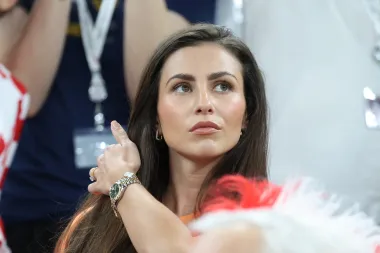 Besprijekorna Helena svoj je outfit za najvažniji nogometni susret, upotpunila lijepim komadima nakita. 