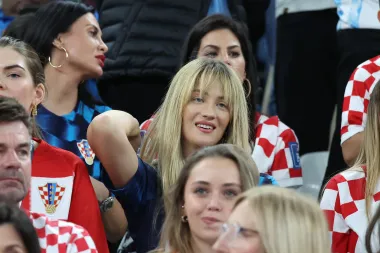 Podrška svojim supruzima s tribina bile su i Izabel Kovačić, Ivana Vida, ali i Josipa Perišić. I dok su Izabel i Ivana odabrale plave dresove, iste kao i one s kojima su naši Vatreni igrali protiv Argentine, Josipa je ostala vjerna bijelo crvenim kockicama. 