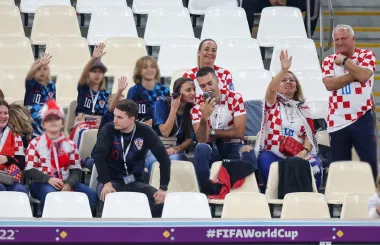 Pogledi su se sreli! Uz ovakvu podršku s tribina ništa nije teško. Klinci mašu tati, a ozareno lice supruge Vanje u trenutku kada je uoči dvoboja s Argentinom, ugledala muža kada je sa suigračima razgledao teren,  govori više od riječi. Tu su i Lukini roditelji koji budno prate svaku utakmicu te sestra Diora. 