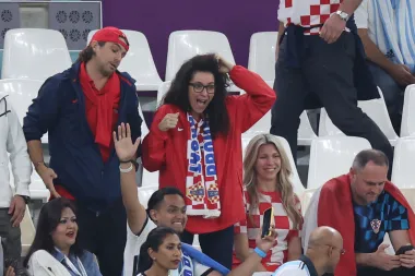 Dobro raspoloženje uoči utakmice, s vremenom je splasnulo. Bivši Vatreni Niko Kranjčar i njegova partnerica, glumica Zrinka prije polufinalnog dvoboja između Argentine i Hrvatske i....