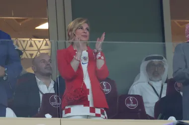 Bivša predsjednica Kolinda Grabar Kitarović u navijačkom izdanju. 