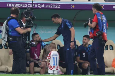 Gdje će dječak biti nego na travnjaku. Mali Rafael i seka tješe tatu nakon poraza dok tata razgovara s trenerom argentinske repke Lionelom Scalonijem.