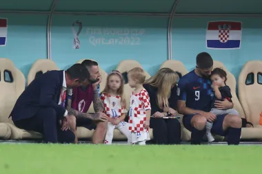 Počele smo s najvećim zabavljačem s tribina, a s njim i završavamo. Maleni Viktor tješi tatu nakon poraza. U ovakvom društvu tata će brzo zaboraviti na tugu. 