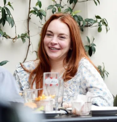 Nakon što se proslavila u mladosti tinejdžerskim filmovima, američka glumica Lindsay Lohan imala je problema s alkoholom i drogom pa je neko vrijeme izbivala iz javnosti. No čini se da je sada sve to iza nje jer je ponovno počela snimati filmove i izgleda bolje nego ikad, a ove godine imamo ju priliku gledati i u Netflixovom božićnom hitu &apos;Falling for Christmas&apos;. Glumica je tako bila odlično raspoložena i kada su ju fotografi snimili u jednom londonskom pubu, a na sebi nije imala ni trunčicu šminke. 