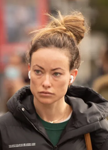 Američku glumicu i redateljicu najviše pamtimo iz kultne serije Dr. House, a ove se godine proslavila i filmom &apos;Don&apos;t Worry Darling&apos; kojeg je režirala. Olivia ima 38 godina, a donedavno je bila u vezi mlađahnim Harryjem Stylesom. Ni ona se ne boji pokazati kako izgleda bez šminke, a paparazzi su ju ulovili prilikom shoppinga u Londonu. 