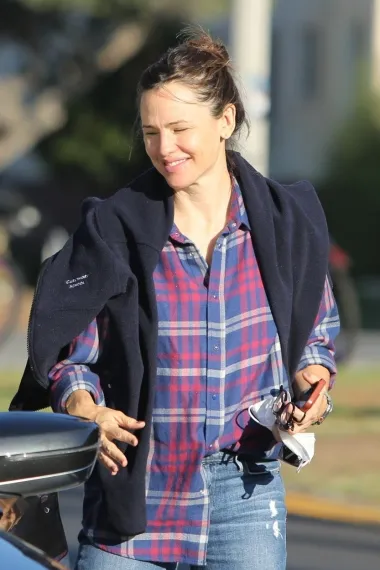 Lijepu holivudsku glumicu i bivšu suprugu Bena Afflecka navikli smo viđati bez šminke pa su ju tako paparazzi uhvatili i na putu za teretanu u skroz ležernom izdanju. Jennifer je ove godine proslavila svoj 50. rođendan, a svoj sjajni izgled i fit liniju održava vježbanjem i zdravom prehranom.  