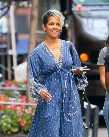 Američka glumica i oskarovka Halle Berry uvijek izgleda senzacionalno, sa šminkom ili bez nje. Voli prirodni look pa su je tako paparazzi ulovili u šetnji New Yorkom u skroz opuštenom izdanju bez tragova make-upa na licu. U lepršavoj boho haljini i blistavog tena, 56-godišnja Halle zaista je prava prirodna ljepotica.    