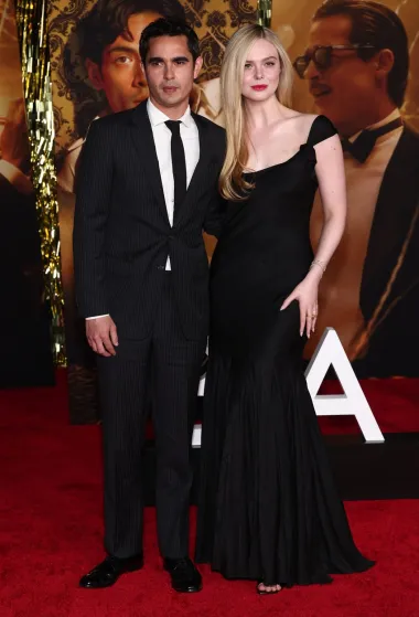 Glumica Elle Fanning je definitivno odrasla. Naime, Elle koja danas ima 24 godine po prvi put na javno događanje stigla je s novim dečkom, 37-godišnjim Maxom Minghellom. Zaljubljeni golupčići koje razlika u godinama nimalo ne smeta, modno su se uskladili u crnim kombinacijama. A Elle nije mogla sakriti koliko je zaljubljena i sretna jer nije skidala osmijeh s lica. 