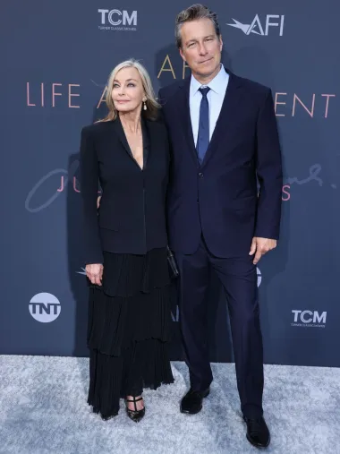 Najpoznatiji po ulozi u filmu &quot;Moje veliko grčko vjenčanje&quot;, ali i po ulozi Aidana u seriji &quot;Seks i grad&quot;, glumac John Corbett visok je 195 centimetara! To posebno dolazi do izražaja u seriji &quot;Seks i grad&quot;, gdje je puno viši od svoje djevojke Carrie, a viši je i od svoje supruge, glumice Bo Derek.