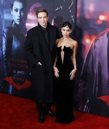 Još jedan miljenik žena je i glumac Robert Pattinson, kojeg pamtimo još kao Edwarda Cullena iz &quot;Sumrak&quot; sage, a briljirao je i u ulozi novog Batmana. Zgodni Britanac visok je 185 centimetara, a ide mu u prilog i činjenica da je prema pravilu zlatnog reza upravo on najljepši muškarac na svijetu.