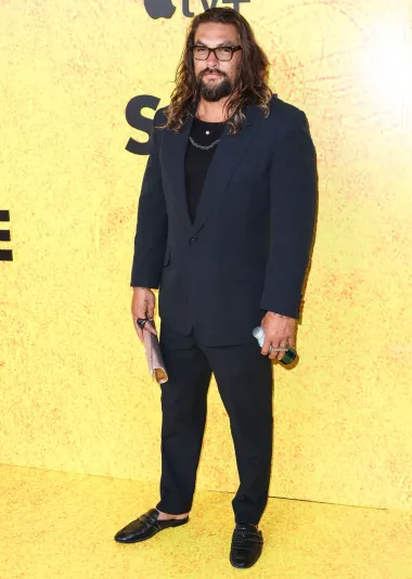 Zgodni glumac Jason Momoa osvaja žene diljem svijeta svojom dugom kosom, bradom i tijelom iz snova, a u prilog mu ide i činjenica da je visok čak 193 centimetara. To je i razumljivo, s obzirom na njegove &quot;opasne&quot; uloge po kojima ga najviše pamtimo, poput Aquamana i Khala Droga.