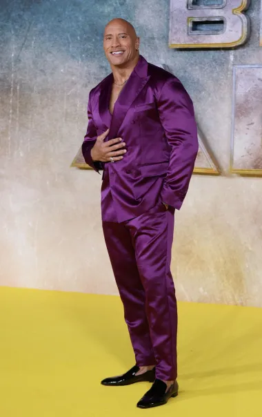 Ne samo da je jači od drugih, nego je i viši od drugih - legendarni glumac i profesionalni hrvač Dwayne &quot;The Rock&quot; Johnson visok je preko 195 centimetara i prava je pojava u Hollywoodu, ali i u svakom filmu u kojem dobije ulogu.
