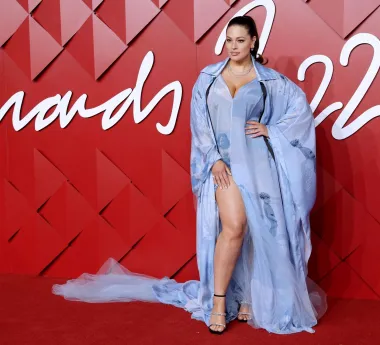 Popularna 35-godišnja manekenka s ponosom pokazuje svoje obline, a na dodjelu nagrada &apos;The Fashion Awards&apos;  koja se održala u Londonu stigla je u raskošnoj haljini u boji lavande s visokim prorezom. Uz to je nosila minimalističke sandale s remenčićima i decentni nakit. 