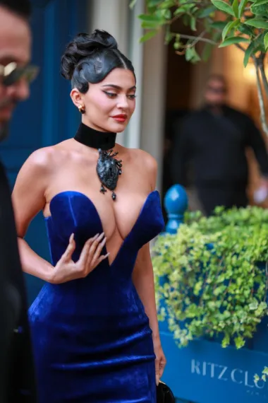 Kylie Jenner je na modnoj reviji Schiaparelli na Pariškom tjednu mode privukla najviše pažnje. Reality zvijezda i majka dvoje djece nosila je vrlo seksepilnu haljinu ove modne kuće - duboki dekolte i naglašene grudi. Uz izazovnu haljinu imala je zanimljivu choker ogrlicom istog talijanskog brenda i vrlo posebnu frizuru. Njezina punđa bila je retro, ali opet vrlo originalna i zbog toga je na ovom popisu. 
