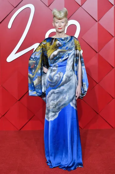 Tilda Swinton uvijek je bila drugačija. Njezin stil, odabir uloga i privatni život uvijek su intrigirali javnost. Nikada se nije bojala iskoračiti iz zone komfora, a tijekom dodjele nagrade British Fashion Awards u Londonu nosila je haljinu s printom Charlesa Jeffreyja Loverboya na kojoj su radovi umjetnika Johna Byrnea. No od haljine je bila puno zanimljivija frizura, potpuno dignuta kosa fenirana prema unutra za koju se može reći da je bila više nego posebna, ali svakako jedna od originalnijih frizura u 2022. godini. 