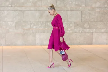 Popularna glumica nosila je ženstvenu magenta haljinu lepršavog kroja na snimanju nastavka hit serije &apos;Seks i grad&apos;. Kad je moda u pitanju, Sarah Jessica Parker, odnosno Carrie ne griješi, a ovu prekrasnu haljinu kombinirala je s upečatljivim ružičastim remenom i elegantnim sandalama na petu u istoj nijansi. 