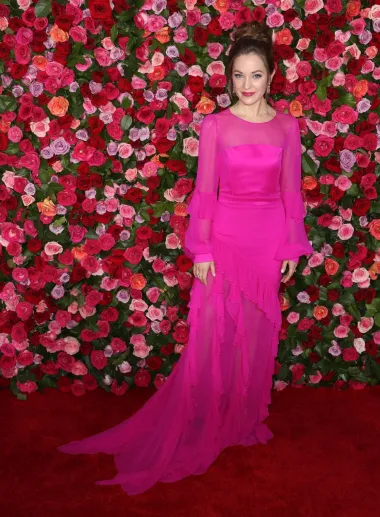 Na crvenom tepihu Tony Awardsa 2018. godine glumica Laura Ann Osnes, inače poznata po svom radu na Broadwayskoj pozornici, pojavila se u svečanoj dugoj haljini u magenta boji s volanima na donjem dijelu. Kombinaciju u kojoj je privlačila brojne poglede upotpunila je decentnim nakitom i elegantnom punđom.