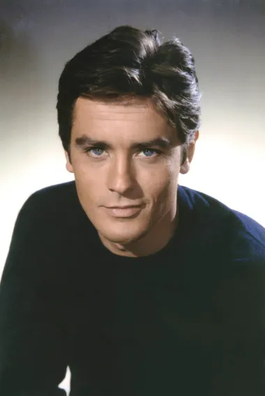 Još jedan slavni ljepotan kojeg su žene obožavale zbog njegovih prekrasnih plavih očiju je i Alain Delon koji se u filmskom svijetu pojavio krajem 50-ih godina prošlog stoljeća, a ubrzo je postao jedan od najatraktivnijih i najambicioznijih francuskih glumaca. Veliki zavodnik i buntovnik imao je buran ljubavni život i ljubio je mnoge slavne ljepotice poput glumice Romy Schneider i pjevačice Nico. 
